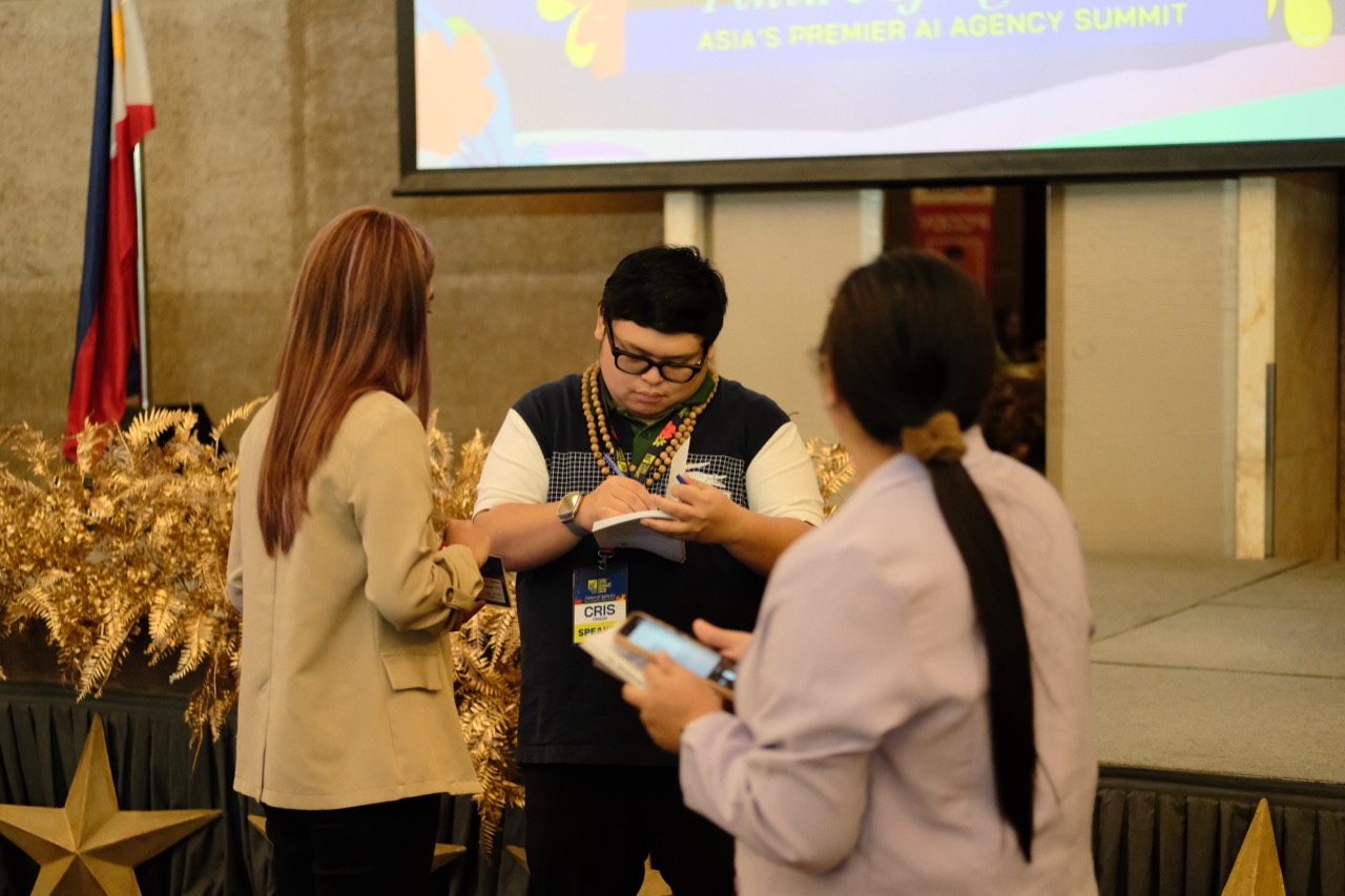 Cris signing a copy of The Bootstrap Entrepreneur for an attendee